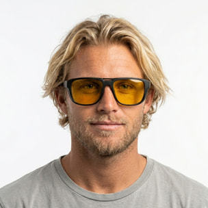 Gafas PALOALTO modelo WINGFOIL en color Montura negra mate con lentes polarizadas amarillas.