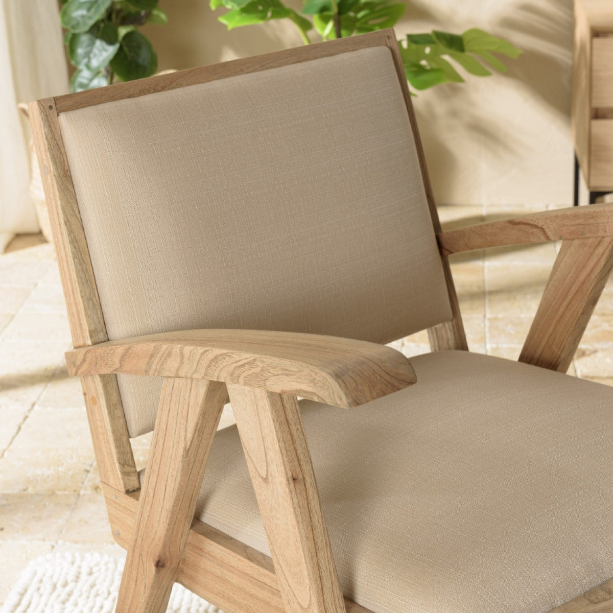 ERIS - Fauteuil en Mindi, assise en tissu beige texturé