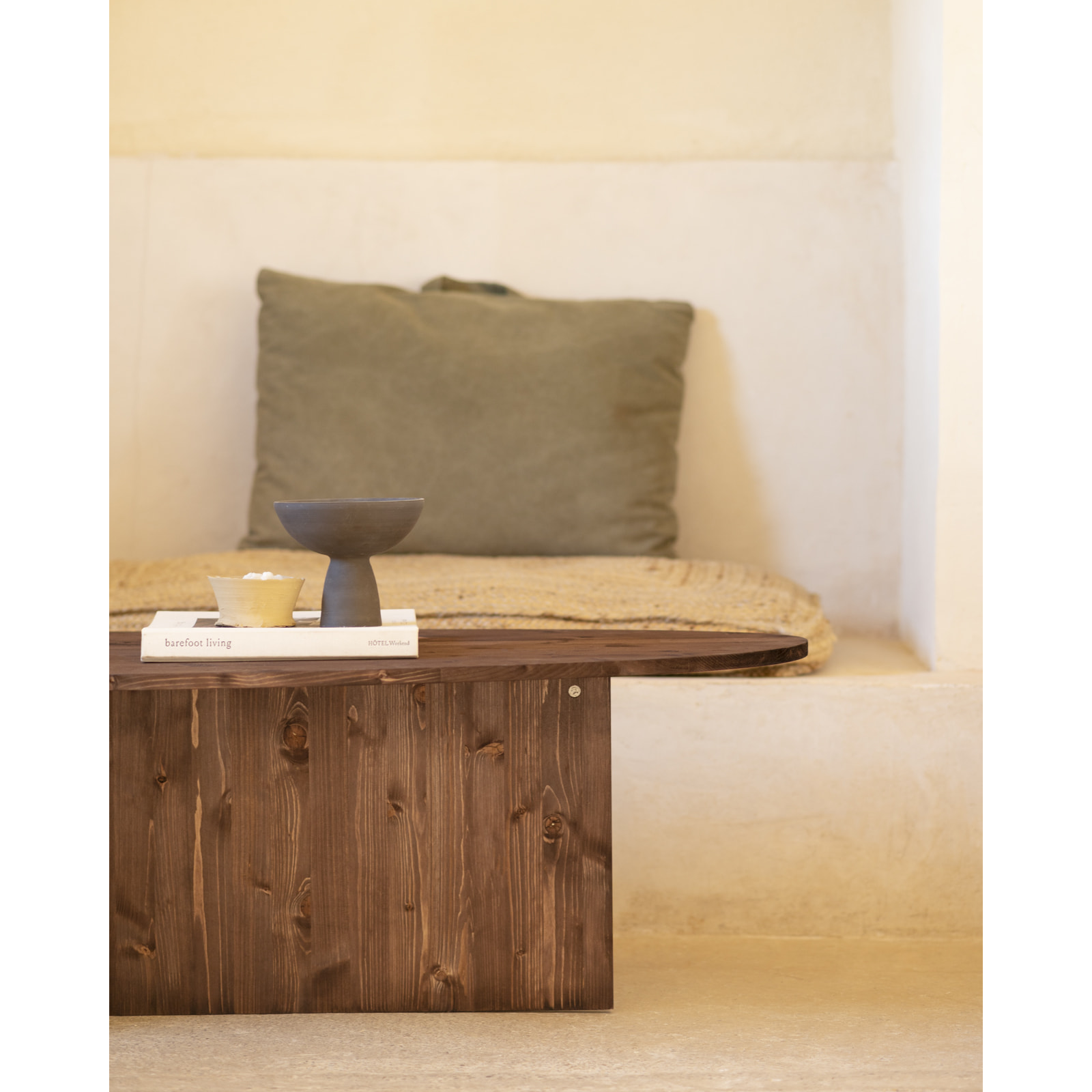 Mesa de centro de madera maciza en tono nogal de 129cm Alto: 43.25 Largo: 128.6 Ancho: 54.6