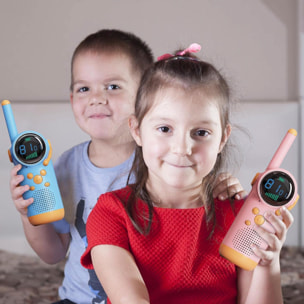 DAM Walkie Talkies infantiles D22, 1-3 km, pantalla a color, 99 códigos de grupo encriptados, luz LED. 2 unidades. Batería recargable. 4,5x4,5x14,3 Cm. Color: Rosa