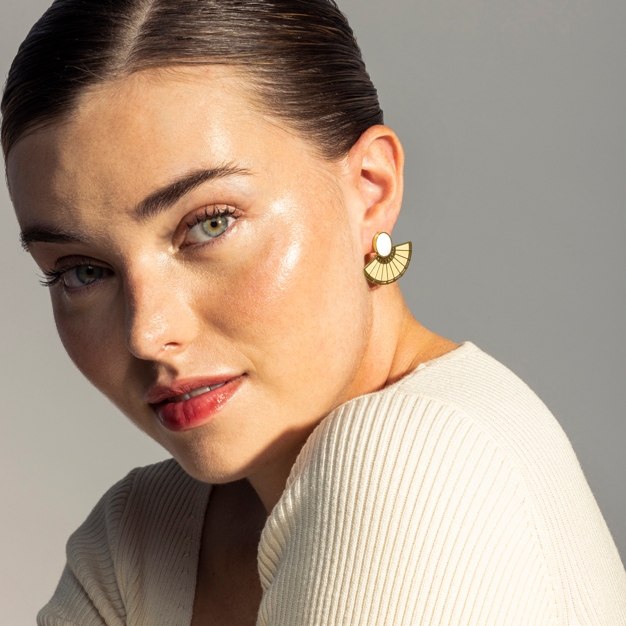 Pendientes de Madreperla Blanca acabados en oro amarillo de 18K- Phieo