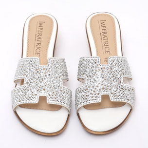 Sandali in simil pelle con applicazioni di strass e sottopiede comodissimo in memory