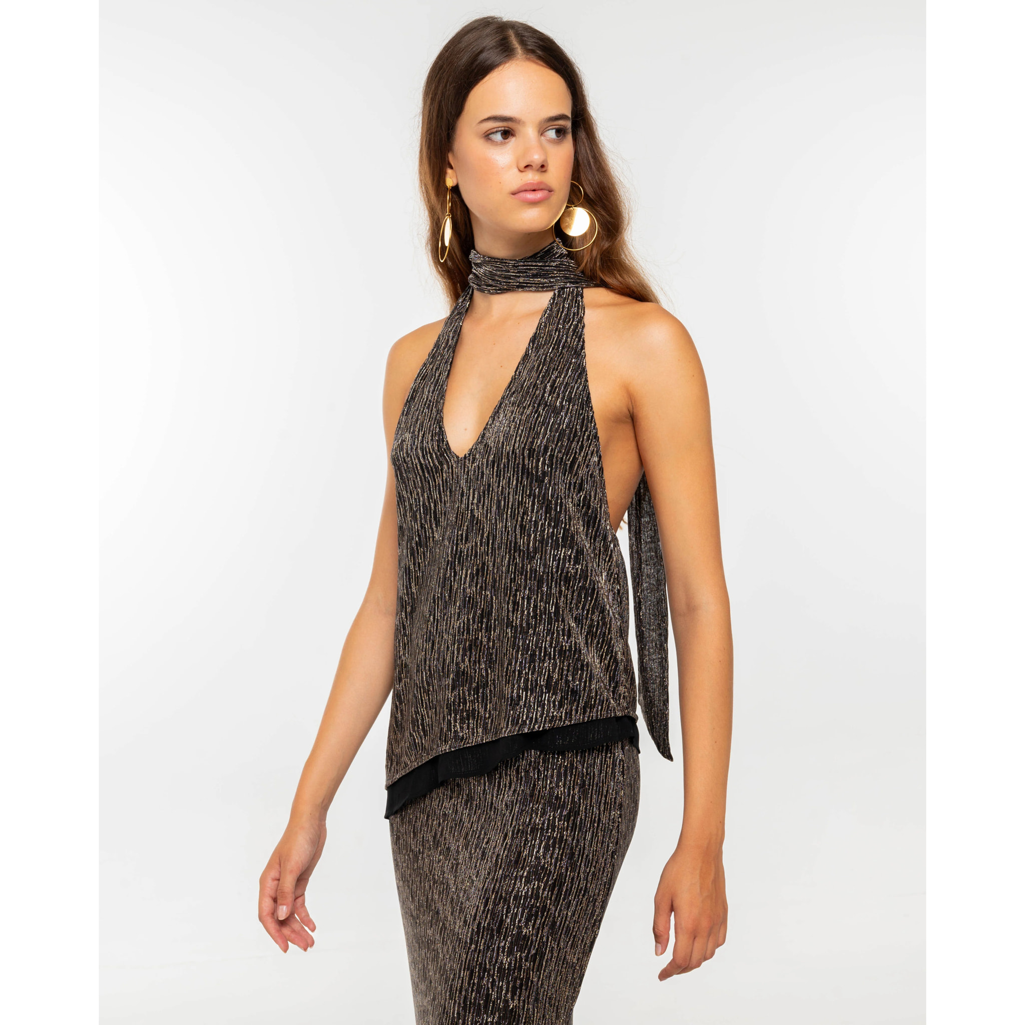 Blusa halter con lazadas y espalda descubierta