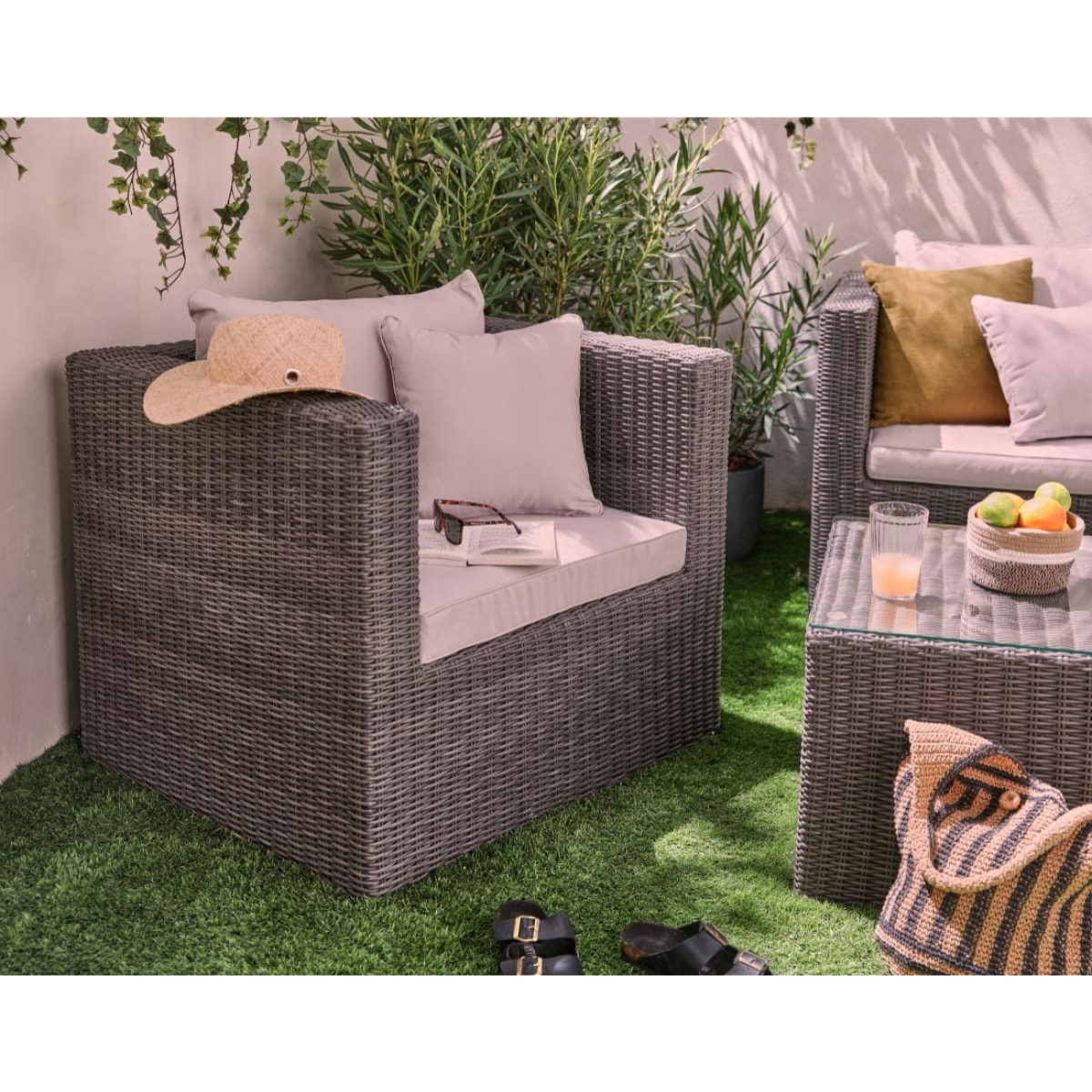 Palavas - salon bas de jardin 5 places + table - en résine tressée - gris avec coussins beiges - Gris / Beige