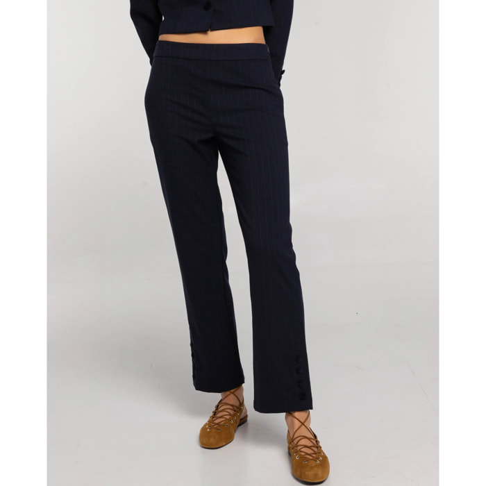 Pantalón de vestir  estilo traje con aberturas laterales y 5 botones en el bajo de mujer