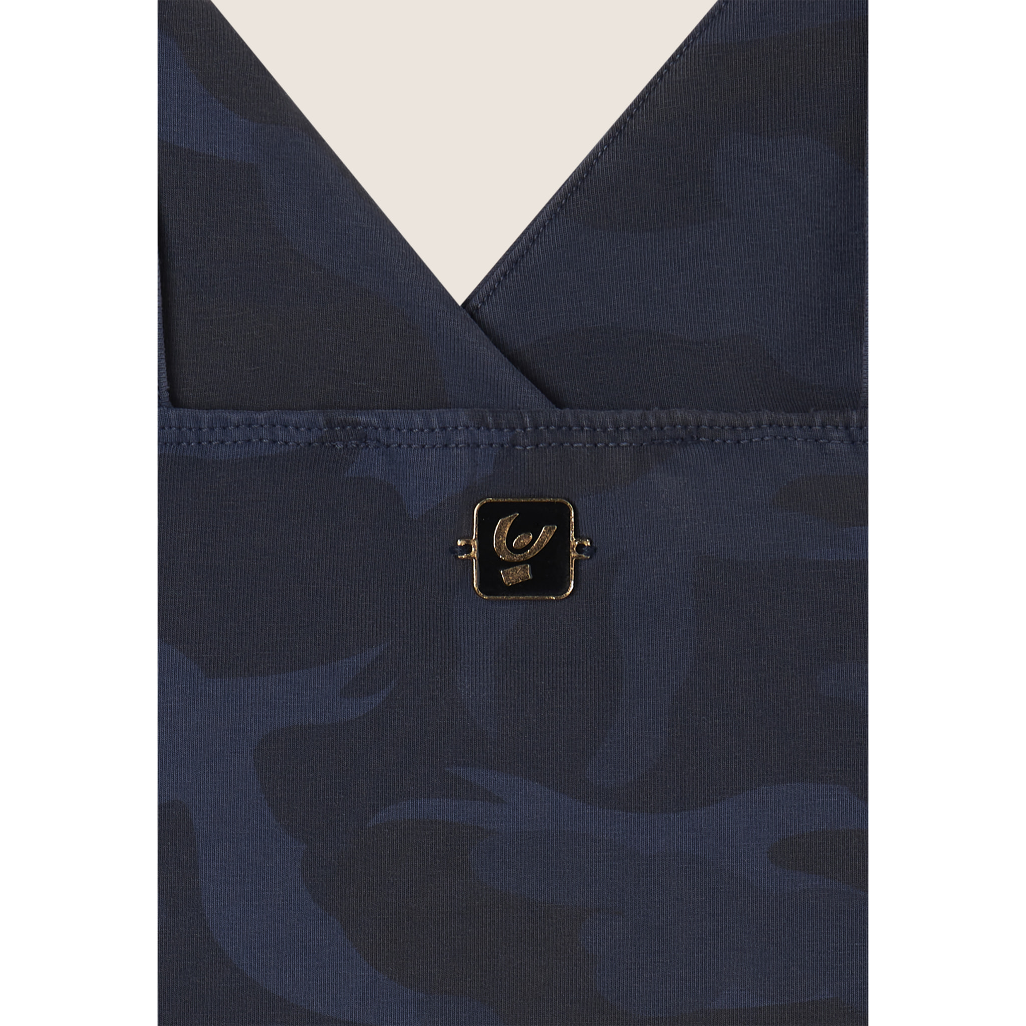 Top cropped fantasia camo con incroci frontali