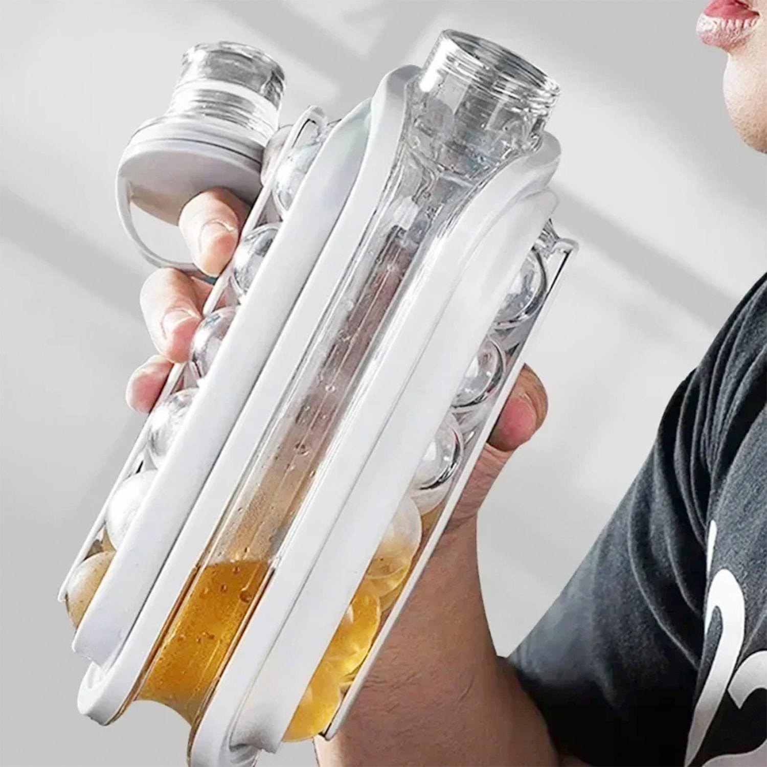 Cubitera en forma de botella portátil con 500ml de capacidad. 17 hielos.