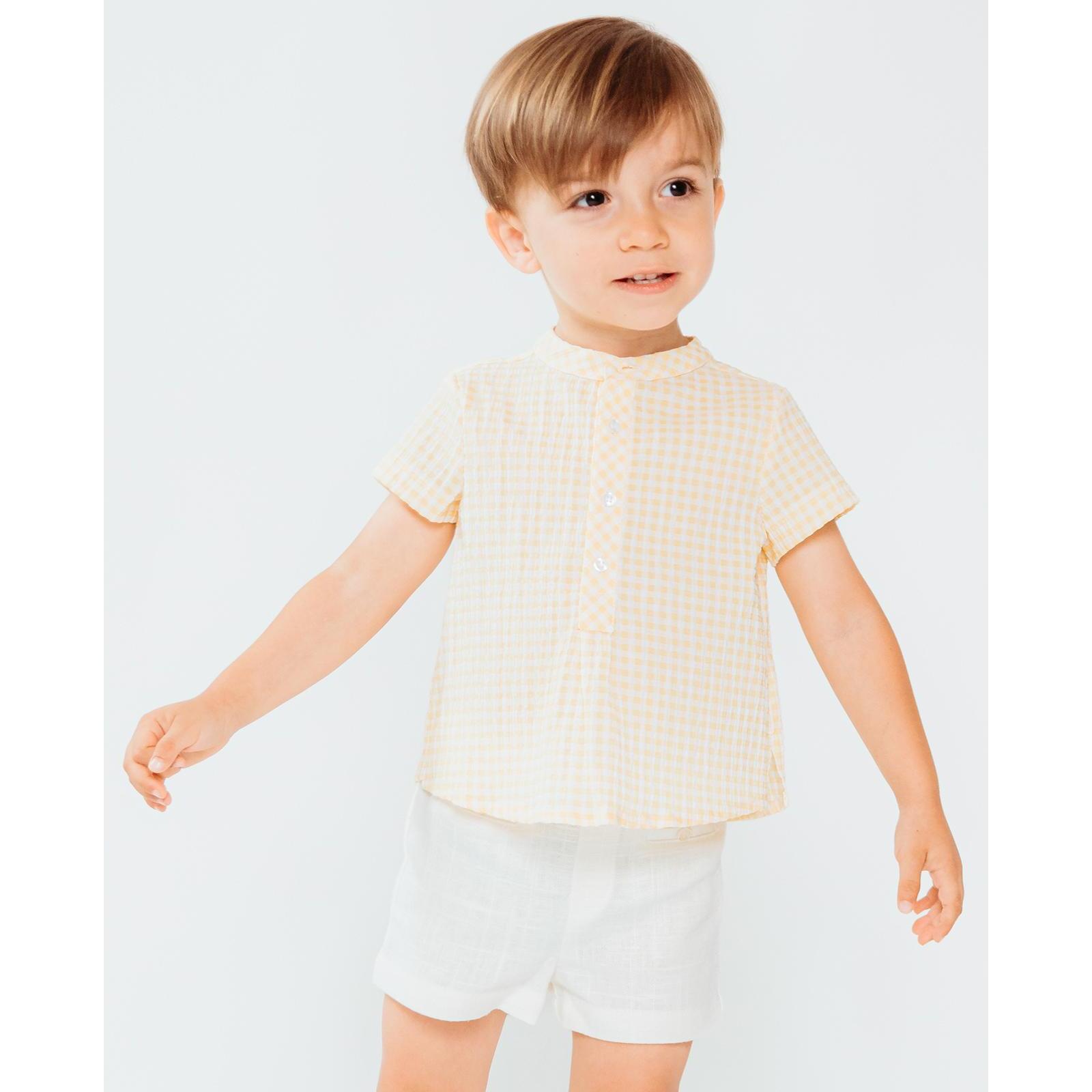 Camisa de manga corta estampado de vichy amarillo. Cuello mao y bolsillo en el delantero.