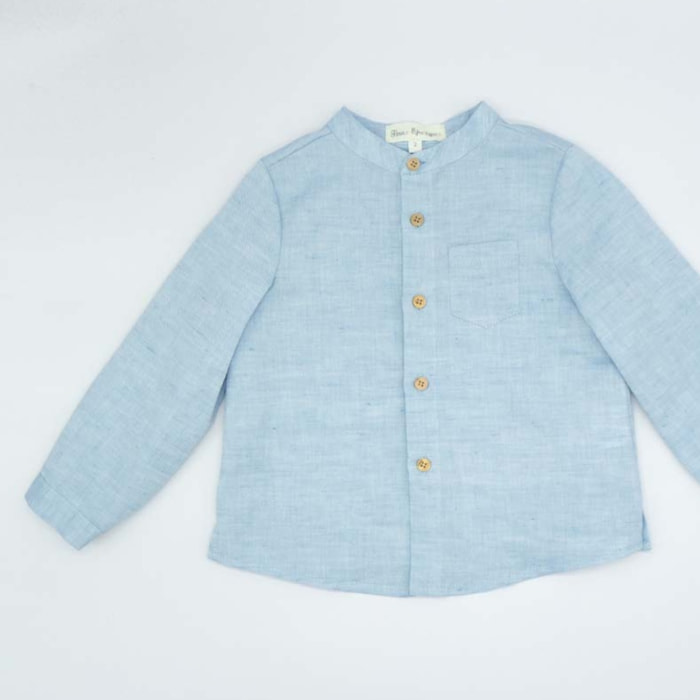 CAMISA LINO CELESTE CON BOTON DE MADERA