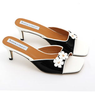 Sandali in simil pelle verniciata con tacco basso a spillo