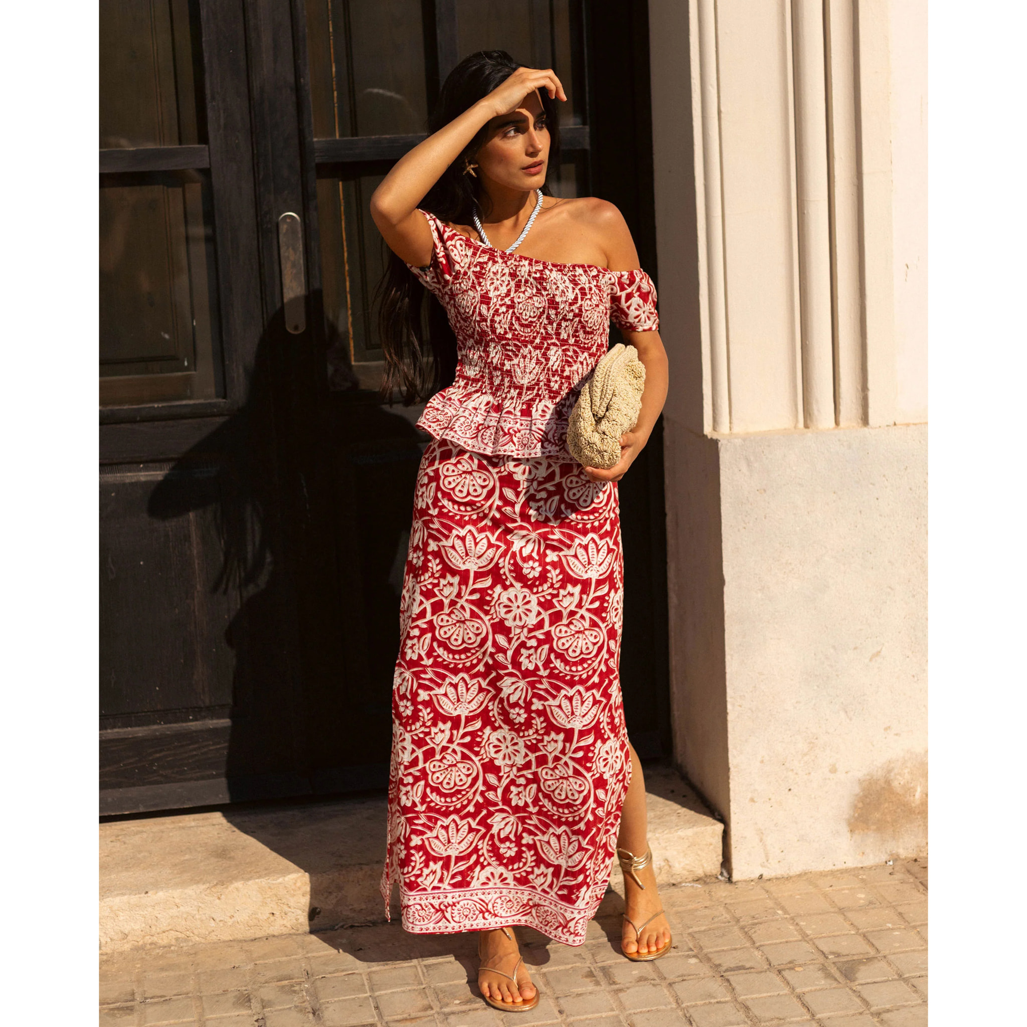 Falda larga con abertura lateral y cintura elástica