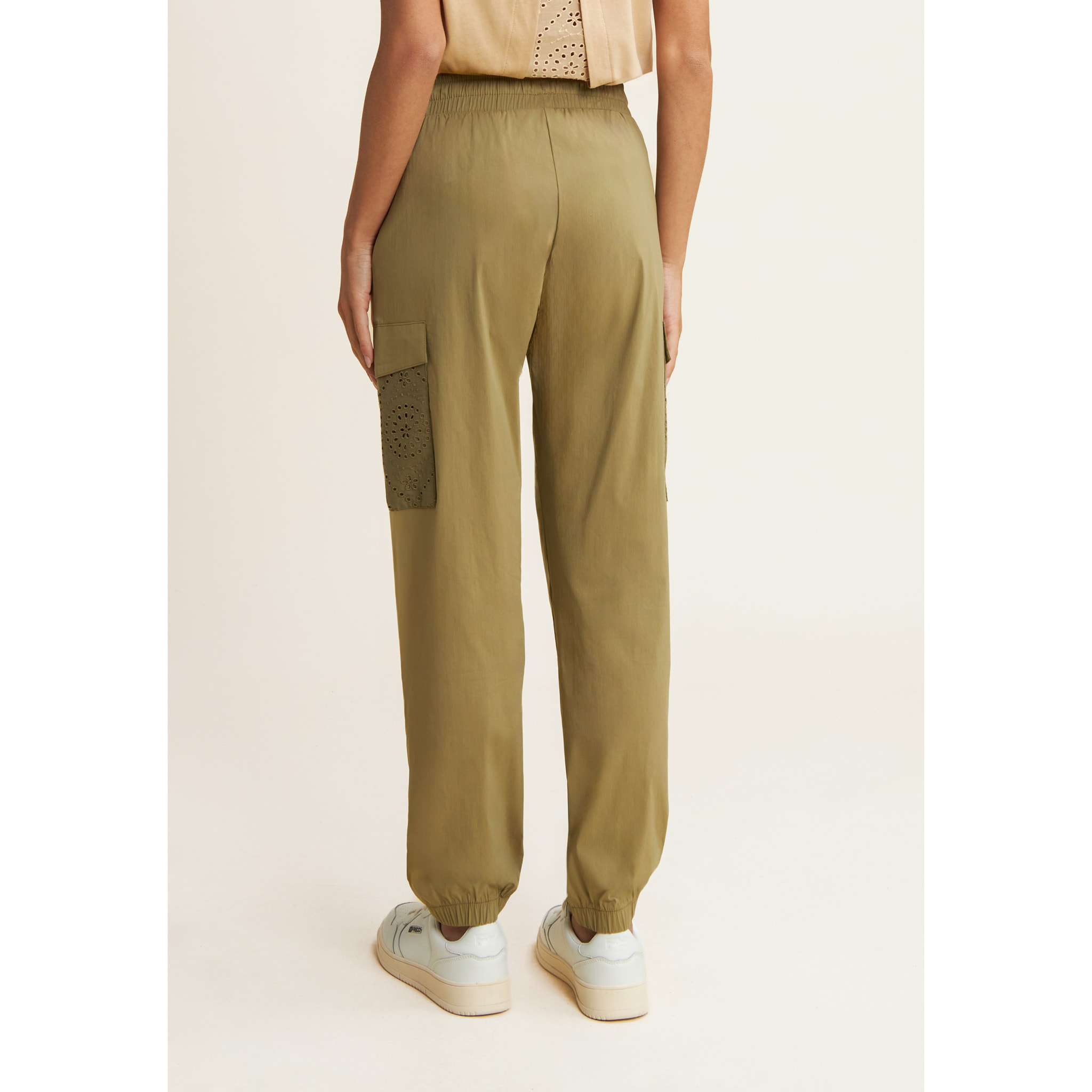 Pantaloni cargo in popeline con ricami Sangallo sulle tasche