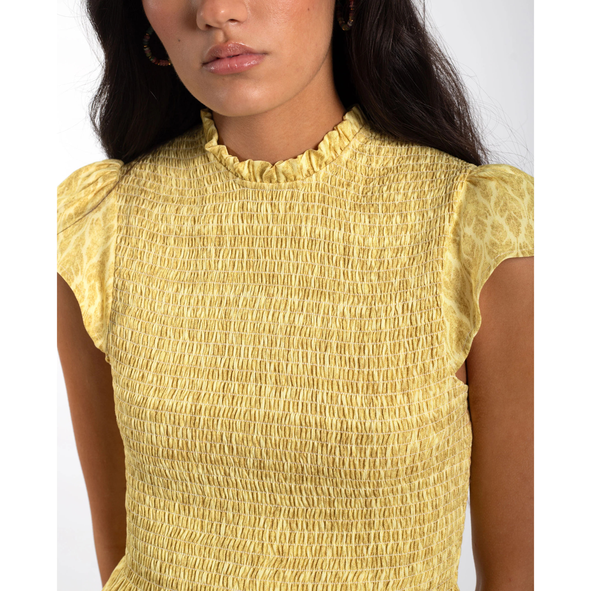 Blusa con cuerpo fruncido y volante en el bajo