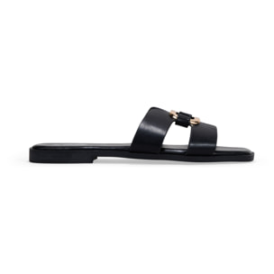 Sandalias planas negras con metal decorativo