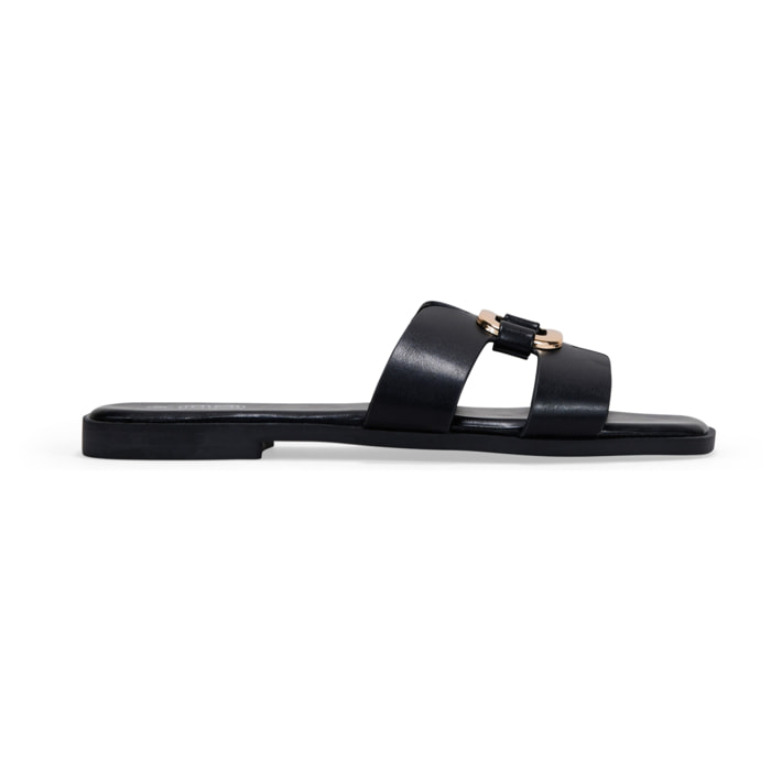 Sandalias planas negras con metal decorativo