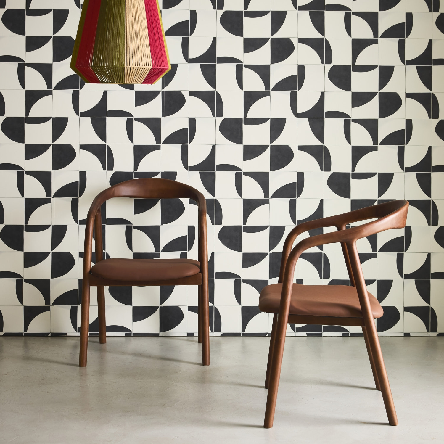 Lot de 2 fauteuils structure bois d'hévéa. assise simili cuir. teinte noyer vintage. L 55 x P 57 x H 79cm.