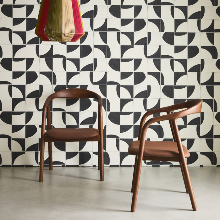 Lot de 2 fauteuils structure bois d'hévéa. assise simili cuir. teinte noyer vintage. L 55 x P 57 x H 79cm.