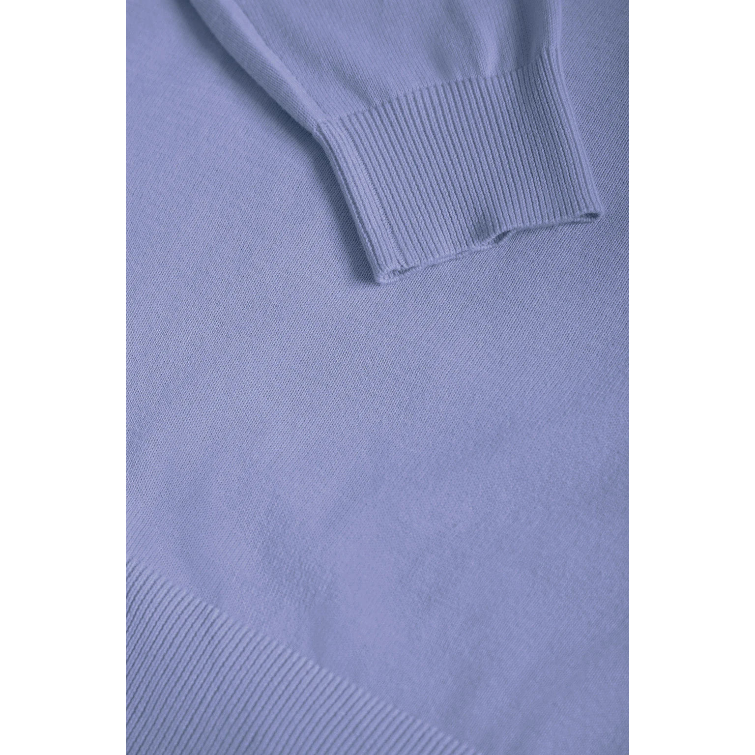 Maglione basic con collo a v blu lavanda con logo ricamato tono su tono