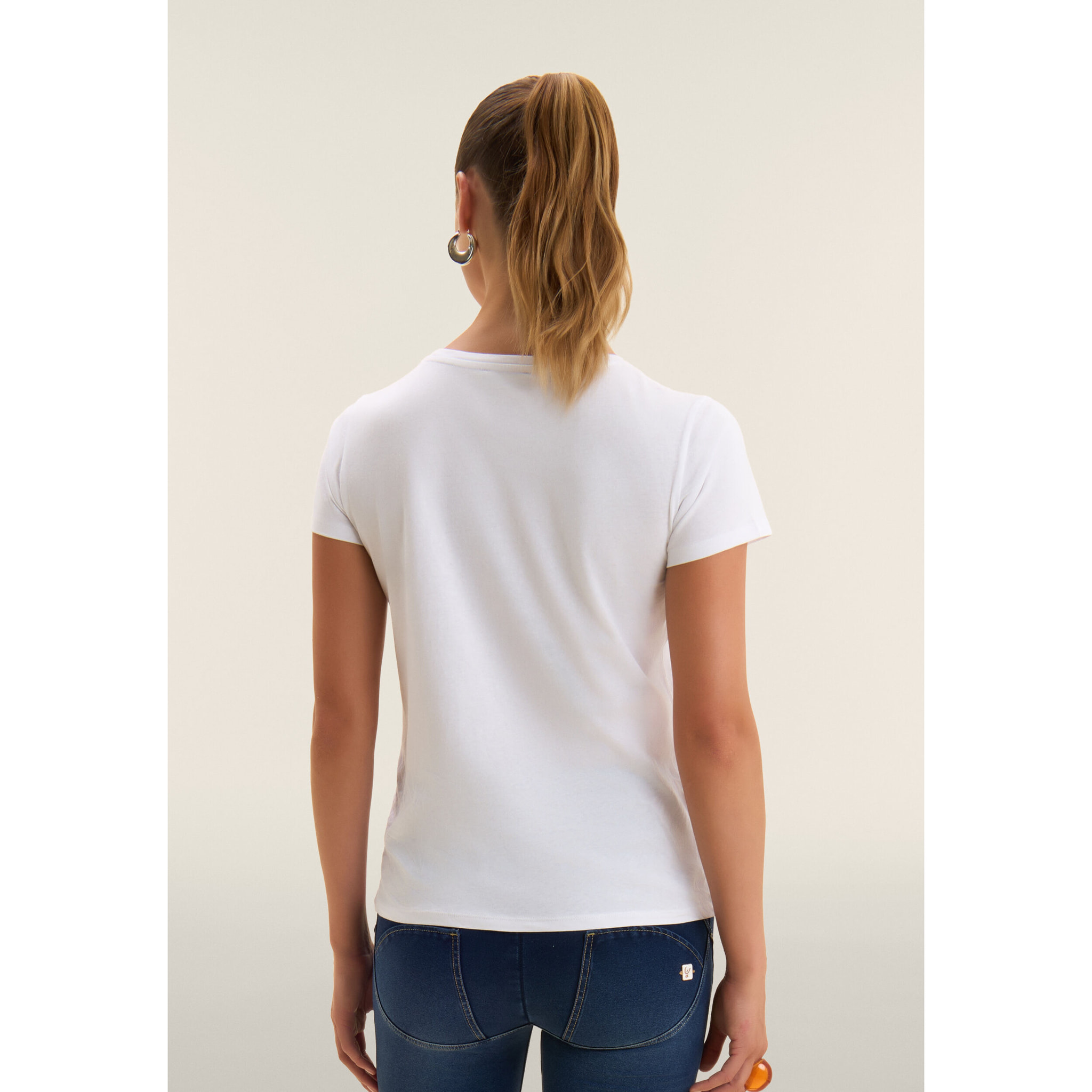 T-shirt con stampa colorata floreale