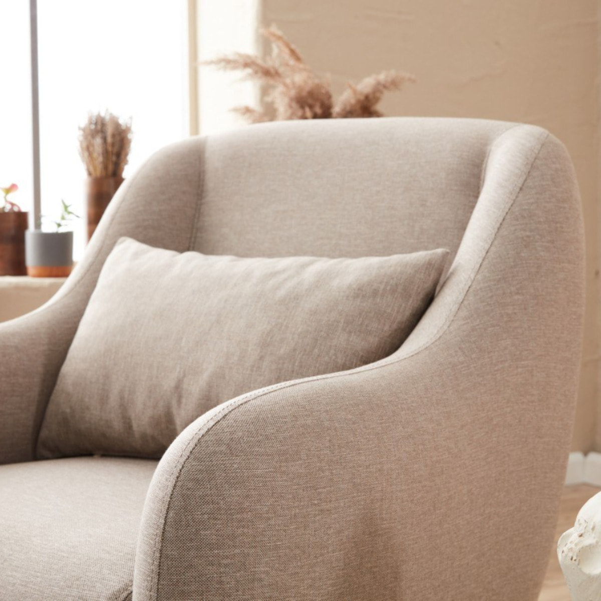Fauteuil beige avec coussin en lin ELOI