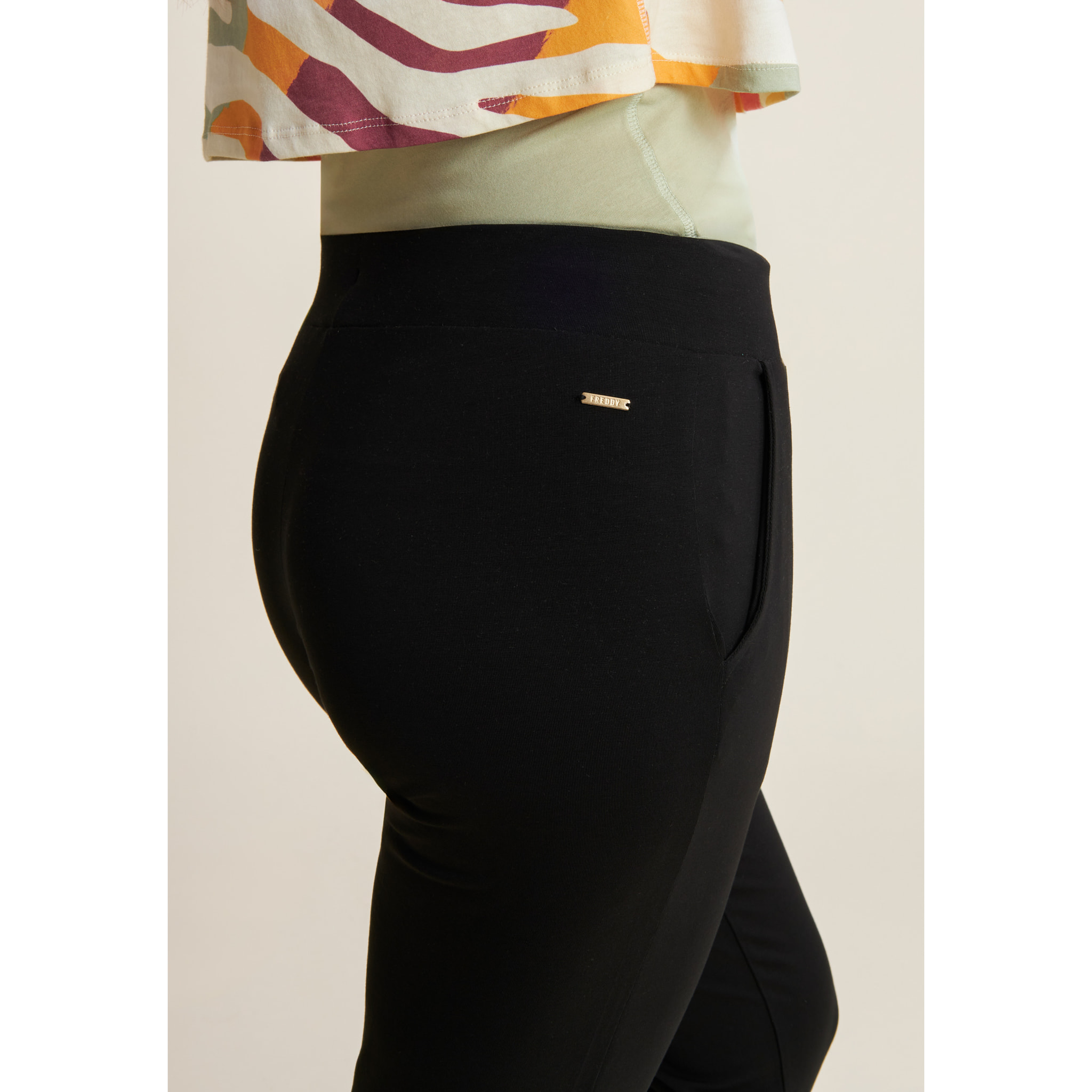 Pantaloni regular con spacchi e coulisse animalier