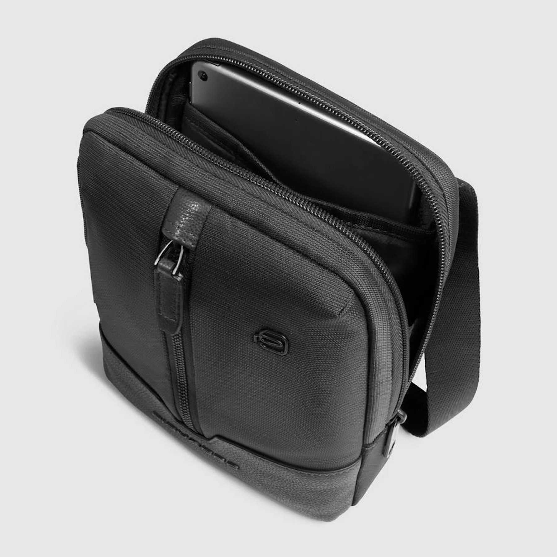 Piquadro Borsello porta iPad®mini in tessuto riciclato e pelle con protezione RFID