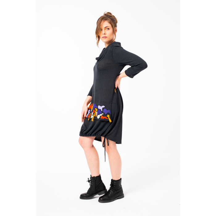 Mamatayoe Carboncillo. Vestido Corto de Mujer con Cuello Vuelto de Color Negro con Detalles Bordados. Vestido Casual Ajustable Tipo Globo con Manga Larga para Otoño Invierno .