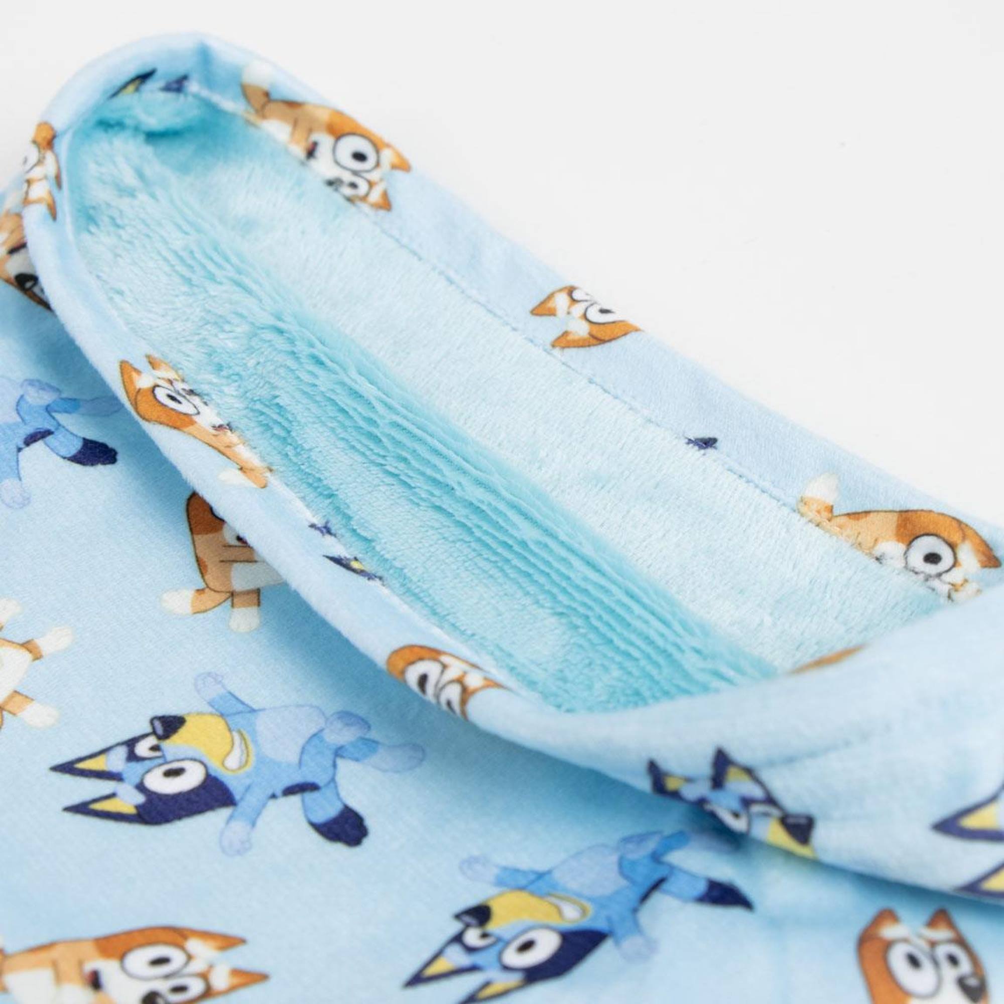 Braga cuello de bluey para niños - color azul - talla única - elaborada en 100% poliéster - diseño estampado con bluey y su familia