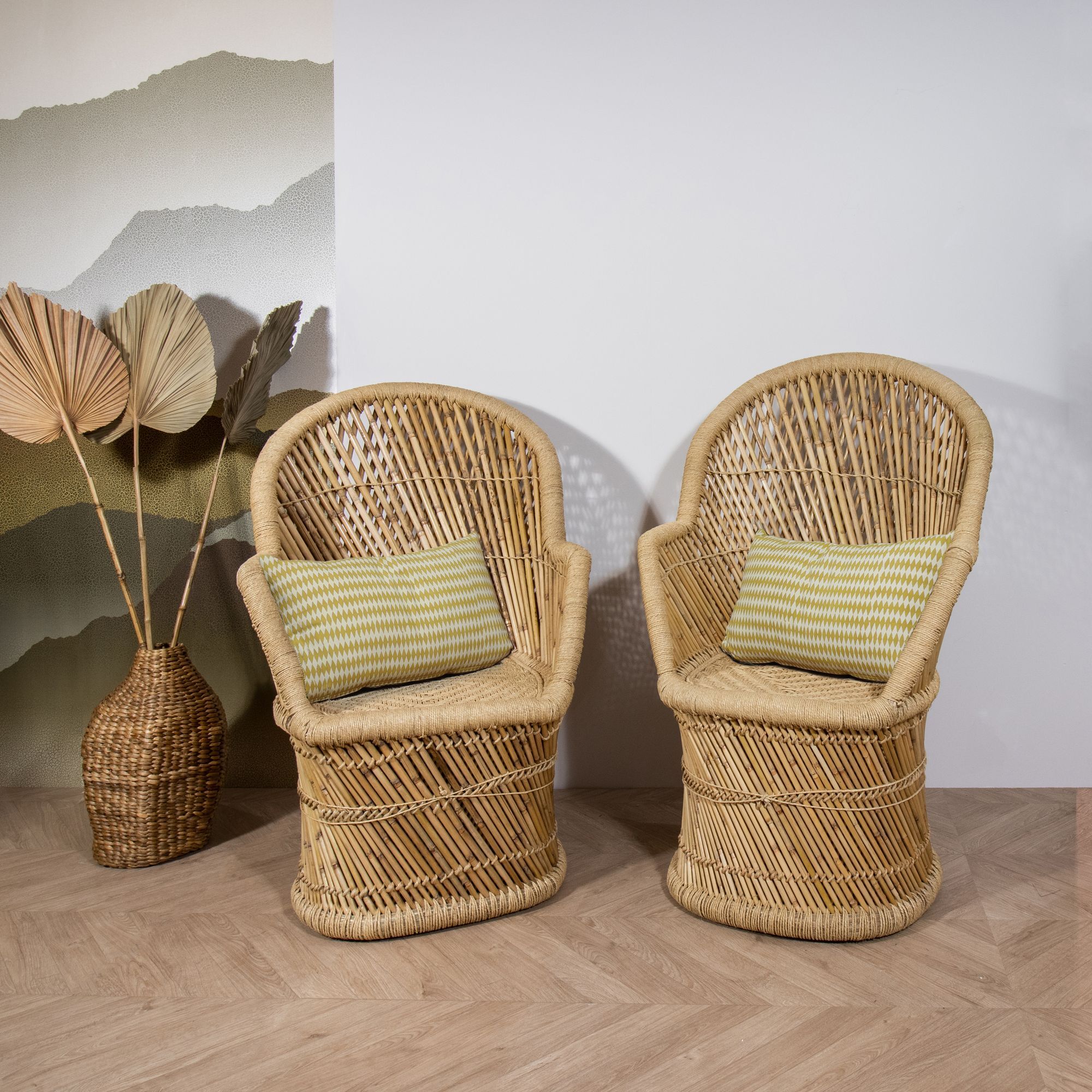 Lot de 2 fauteuils en bambou naturel avec deux coussins beiges ZAMZEBE