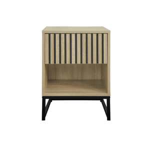 Table de chevet style contemporain avec 1 tiroir effet bois rainuré (système d'ouverture par pression) et 1 niche. piètement en métal noir