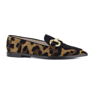 Mocasín de ante estampado de animal print leopardo con adorno. Tacón 2 cm