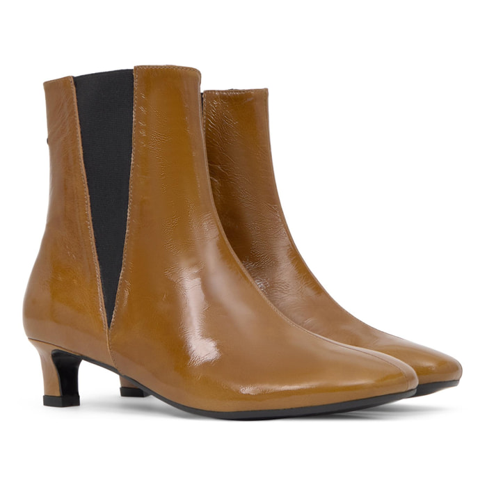 Botín de tacón Alegra en charol con cierre elástico y tacón kitten