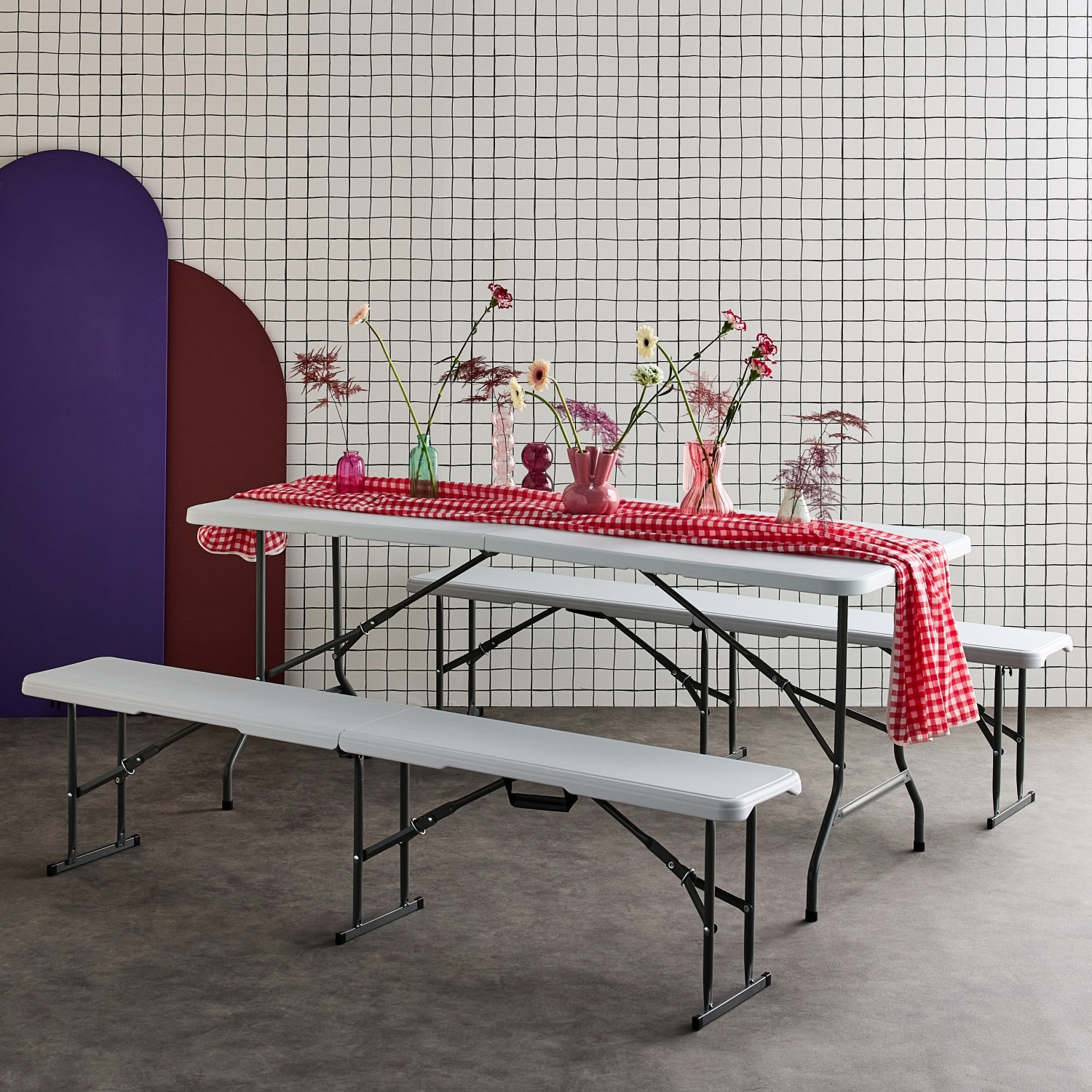 Set de table et bancs de réception. 180cm. pliables. avec poignée de transport. plastique blanc. table de camping