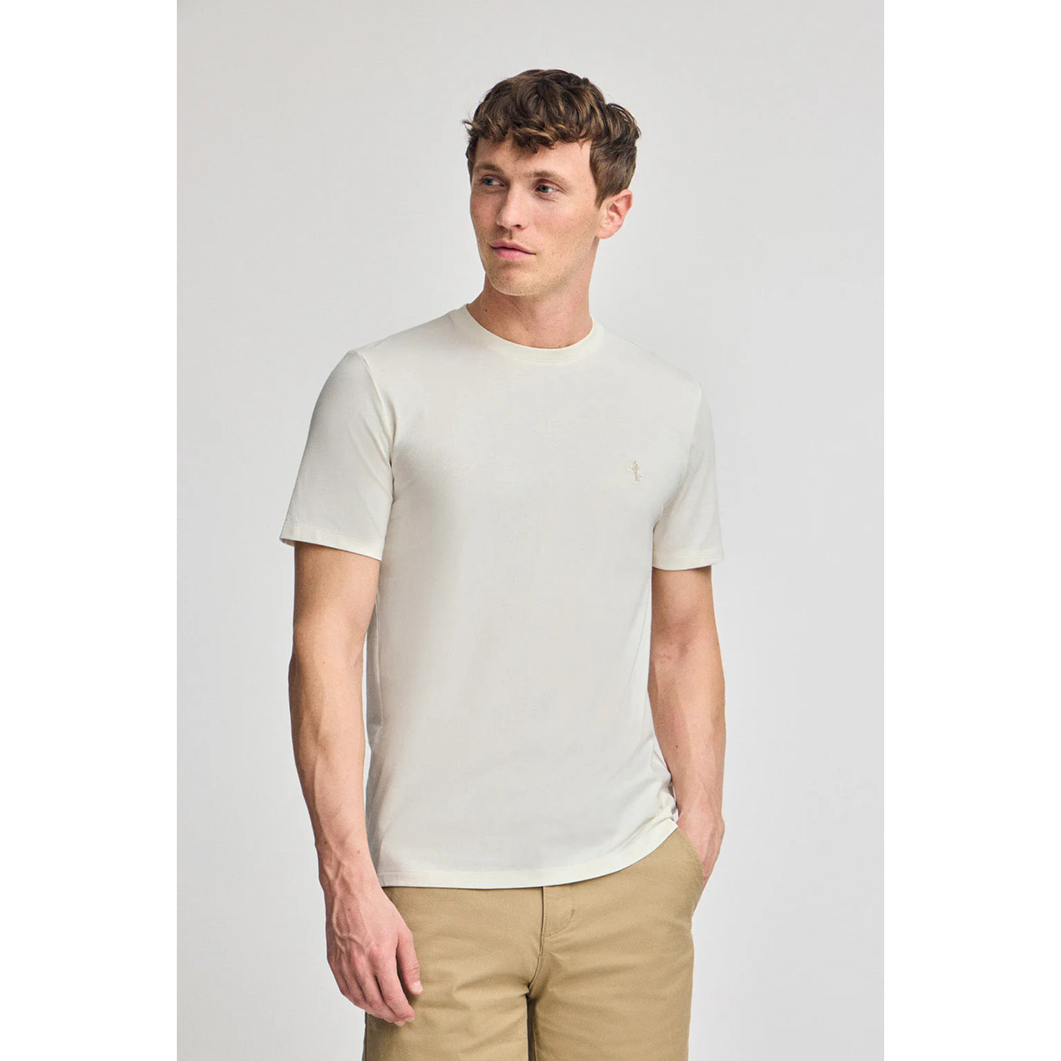 Camiseta color crudo básica de cuello redondo y bordado Rigby Best