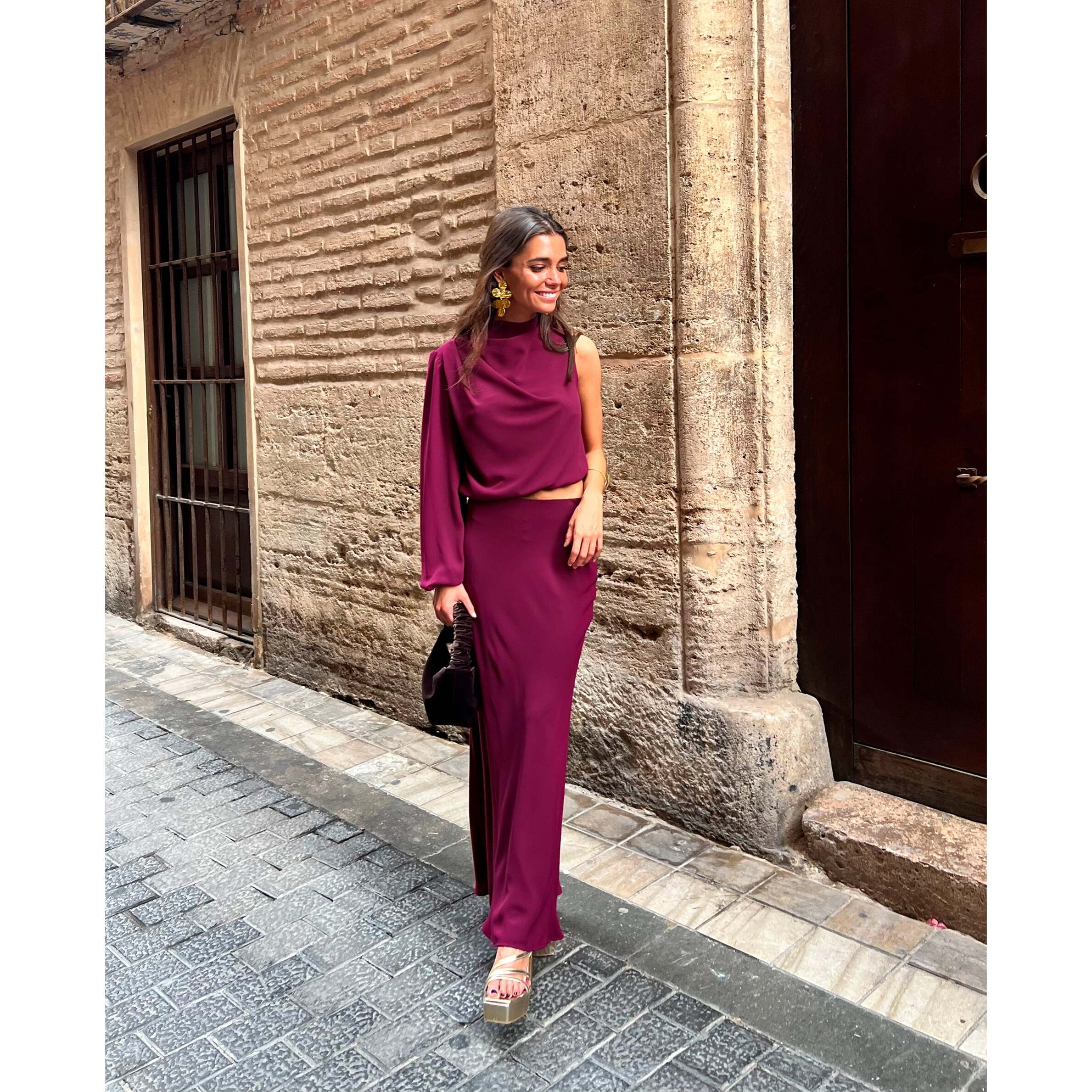 Blusa de mujer asimétrica con cuello alto