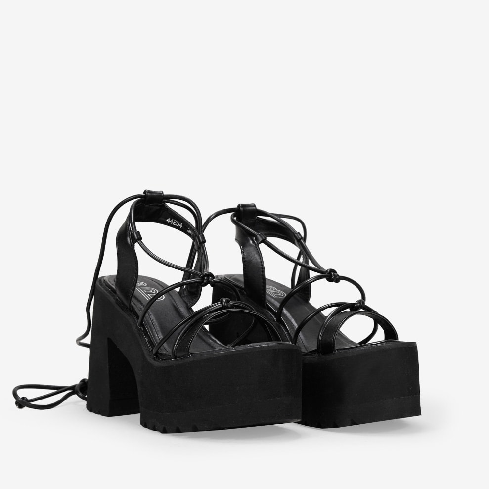 Sandalias de tacón negras con plataforma y cuerdas