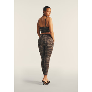 Top cropped fantasia camo con incroci frontali