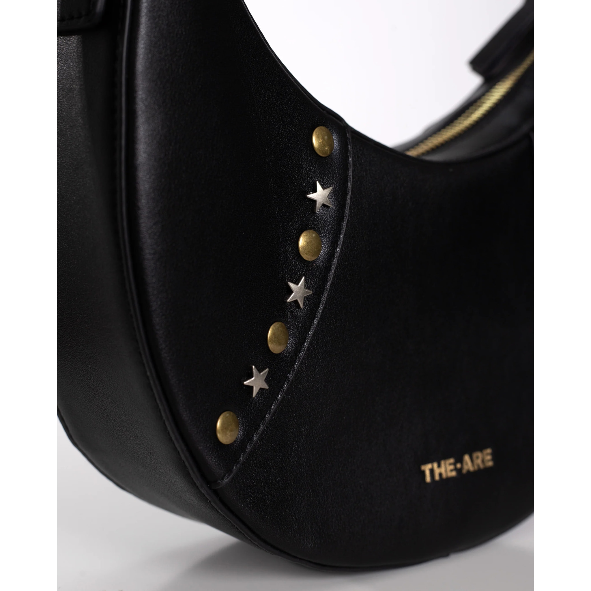 Bolso con forma de media luna y tachuelas