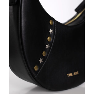 Bolso con forma de media luna y tachuelas
