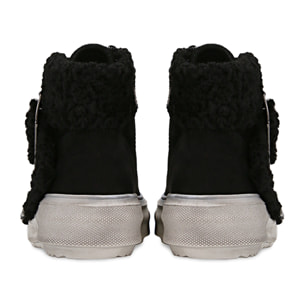 Zapatillas deportivas negras con borde en eco-shearling