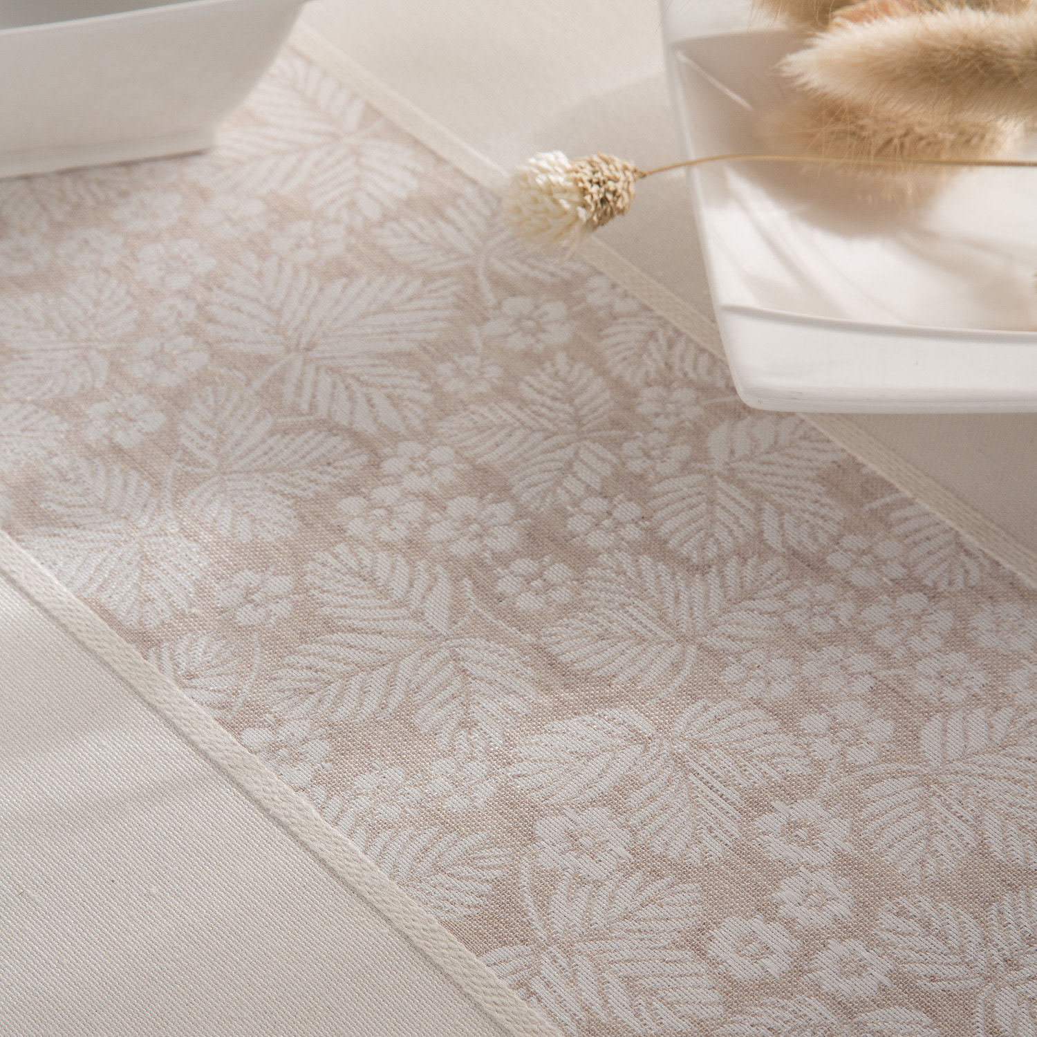 Nappe anti-tâches jacquard PETUNIA LINO