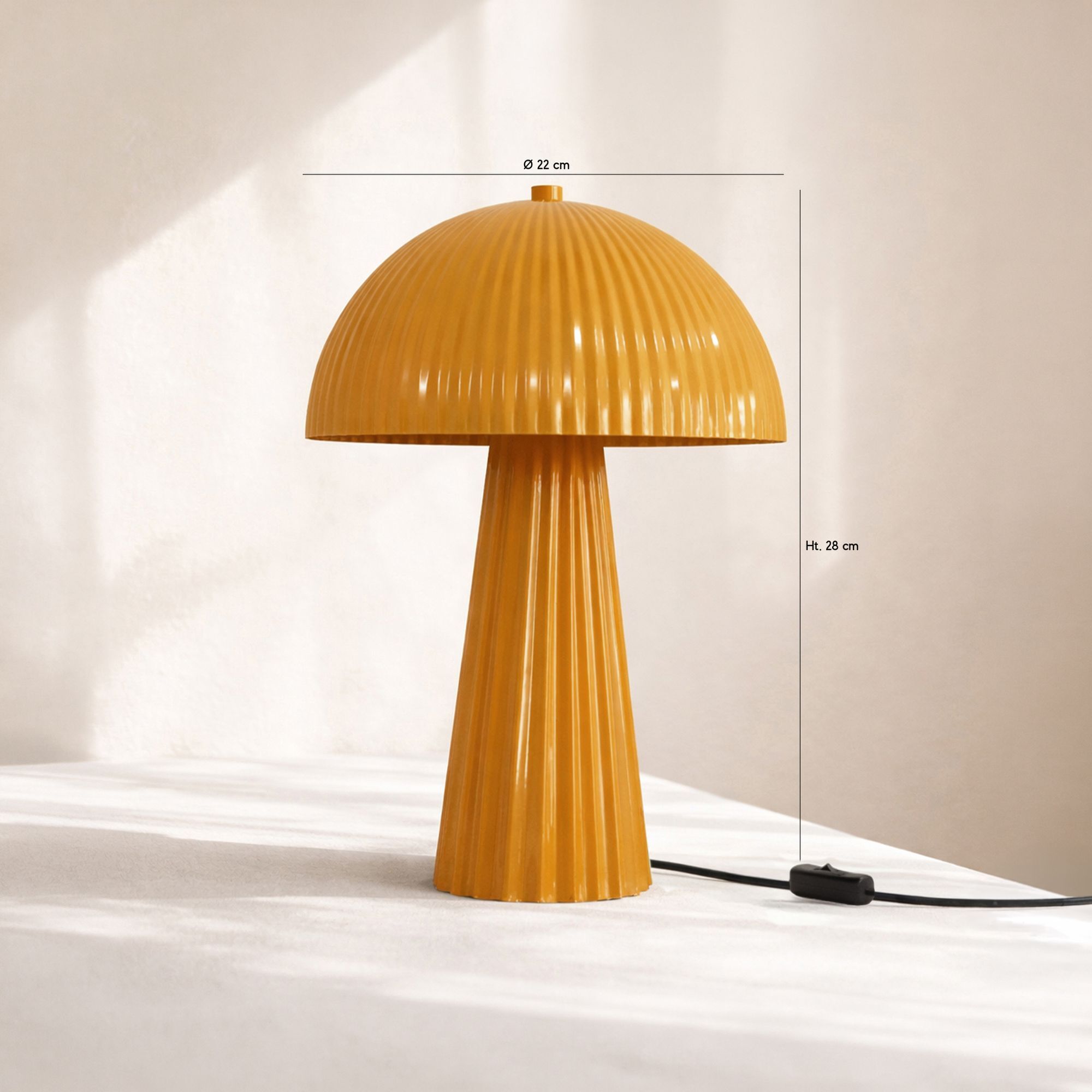 Lampe en métal strié safran THALIA