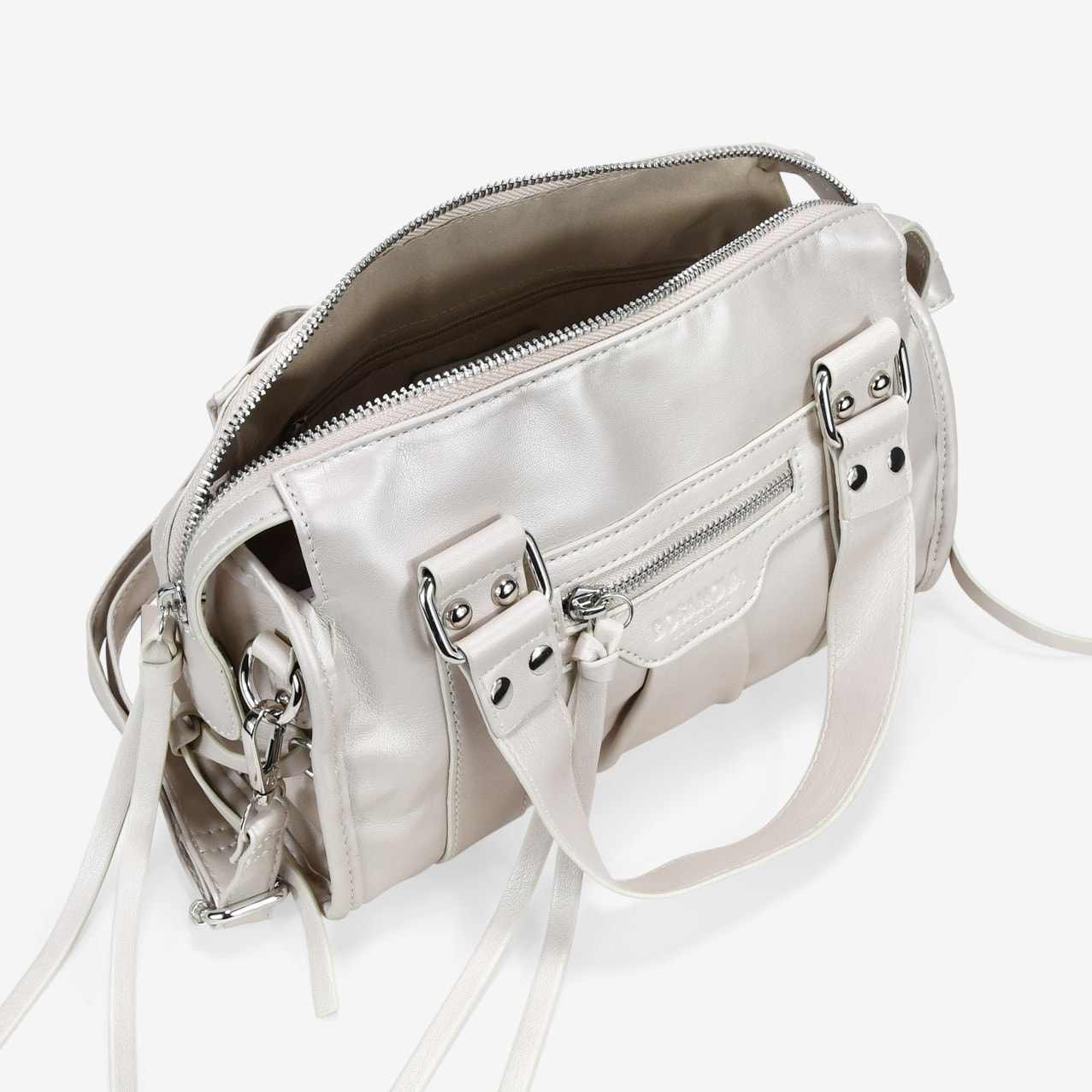 Bolso de mano beige rectangular con tachuelas