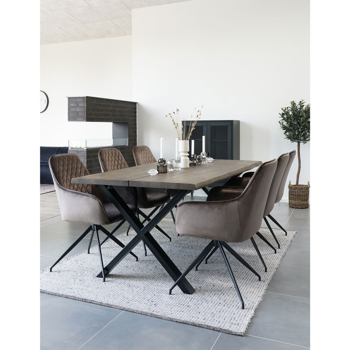 Sedia da pranzo girevole Harbo in velluto mushroom con base nera