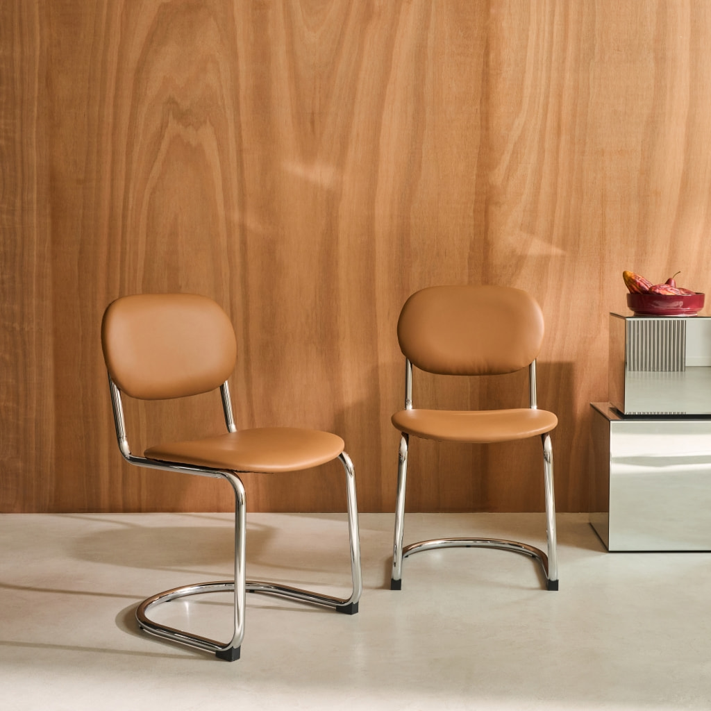 Lot de 2 chaises cantilever arrondie métal. similicuir marron et pieds chromés - L 47 x P 54.5 x H 81cm - Maloa