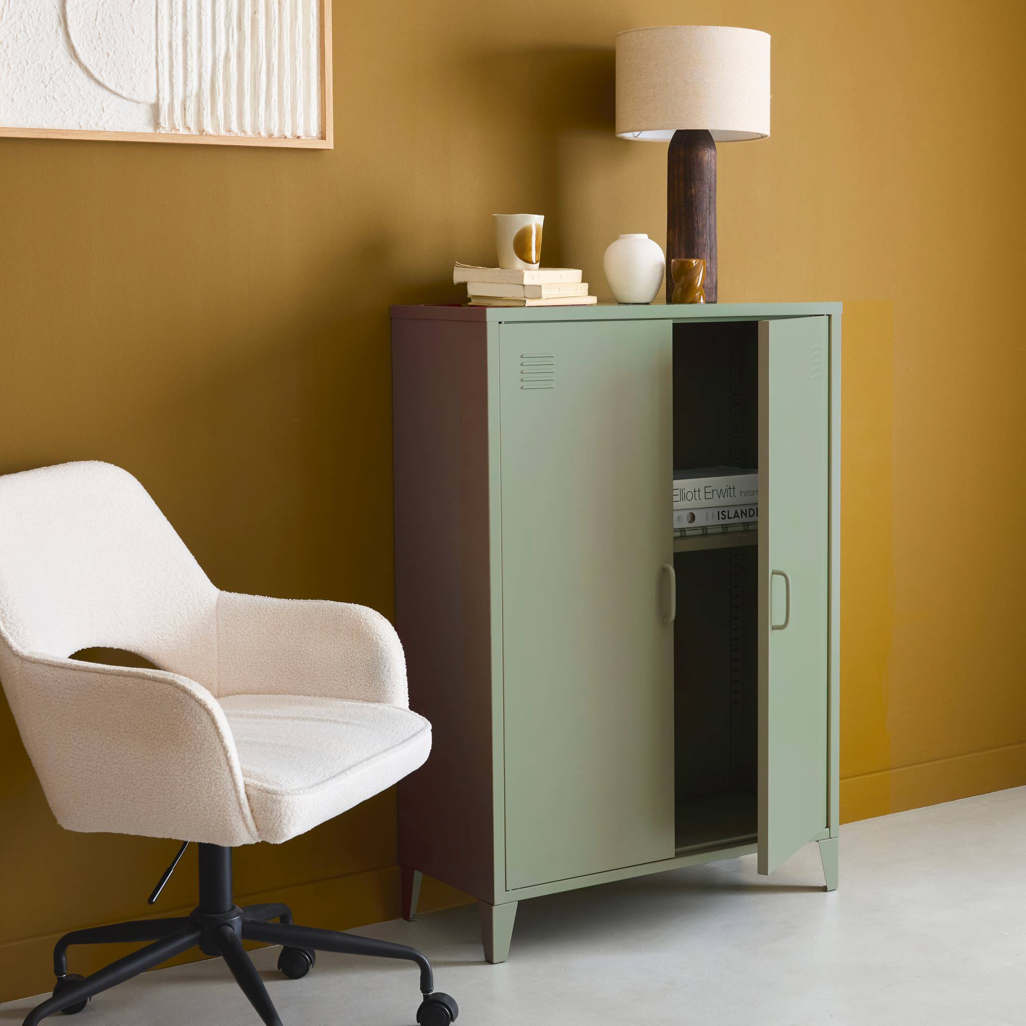 Commode/armoire en métal vert. 2 espaces de rangement. casiers