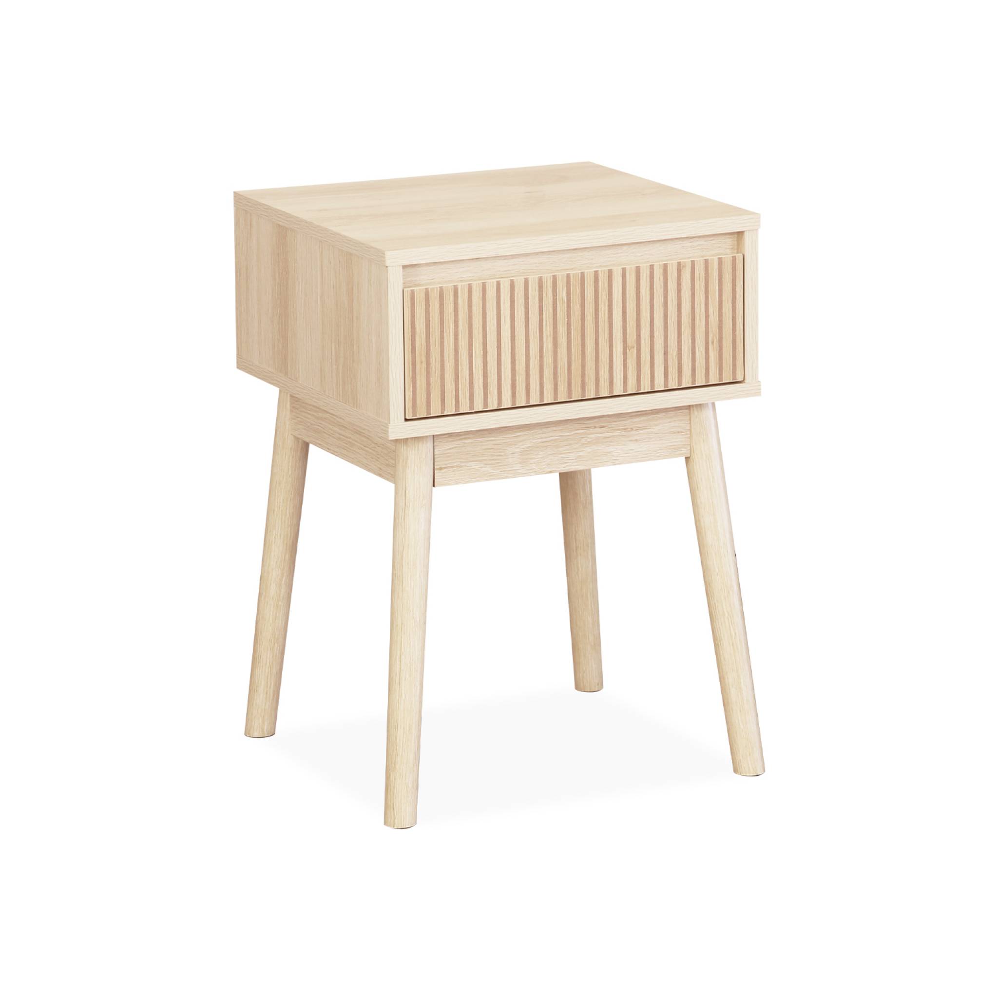 Table de chevet avec un tiroir. Panneaux stratifiés couleur naturelle. Pied en bois de sapin.  L 39 x l 39 x H 55.4cm LINEAR
