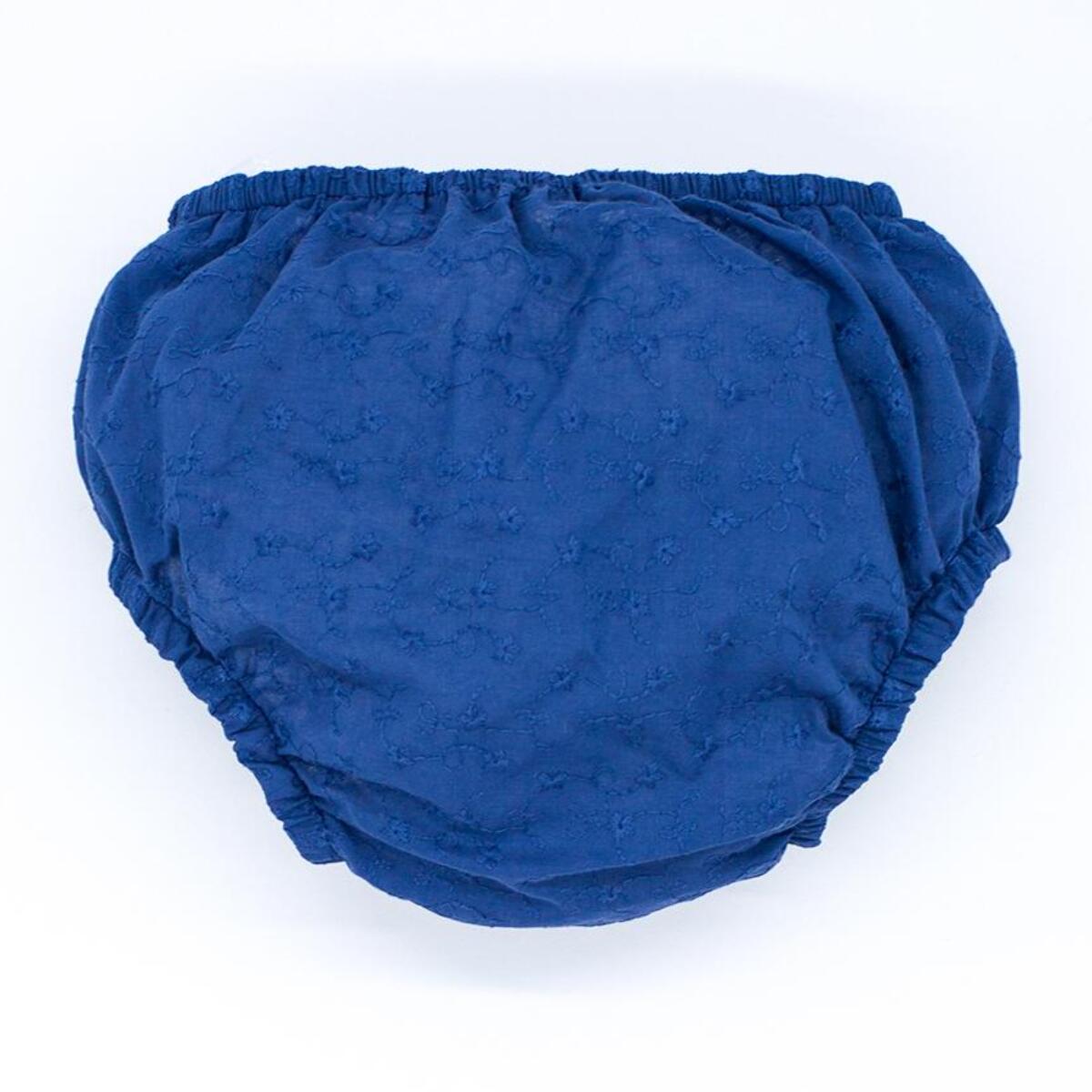 Cubrepañal de voile bordado azul. Elastico en la cintura y en las piernas.