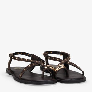 Sandalias planas marrones de piel con tachas y metal de dedo
