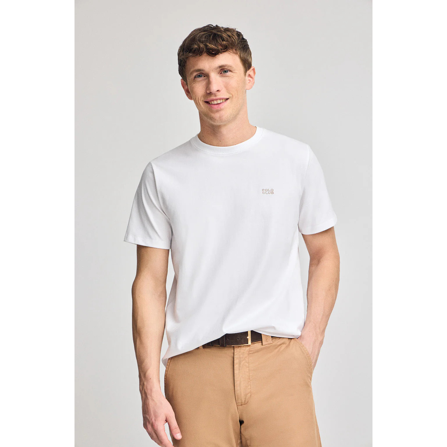 Camiseta blanca básica de cuello redondo con detalle bordado